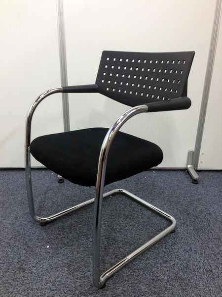 【残り1脚】通常中古価格　8,000円　お洒落なスタッキングチェア入荷しました！！
                        
                                    中古
            