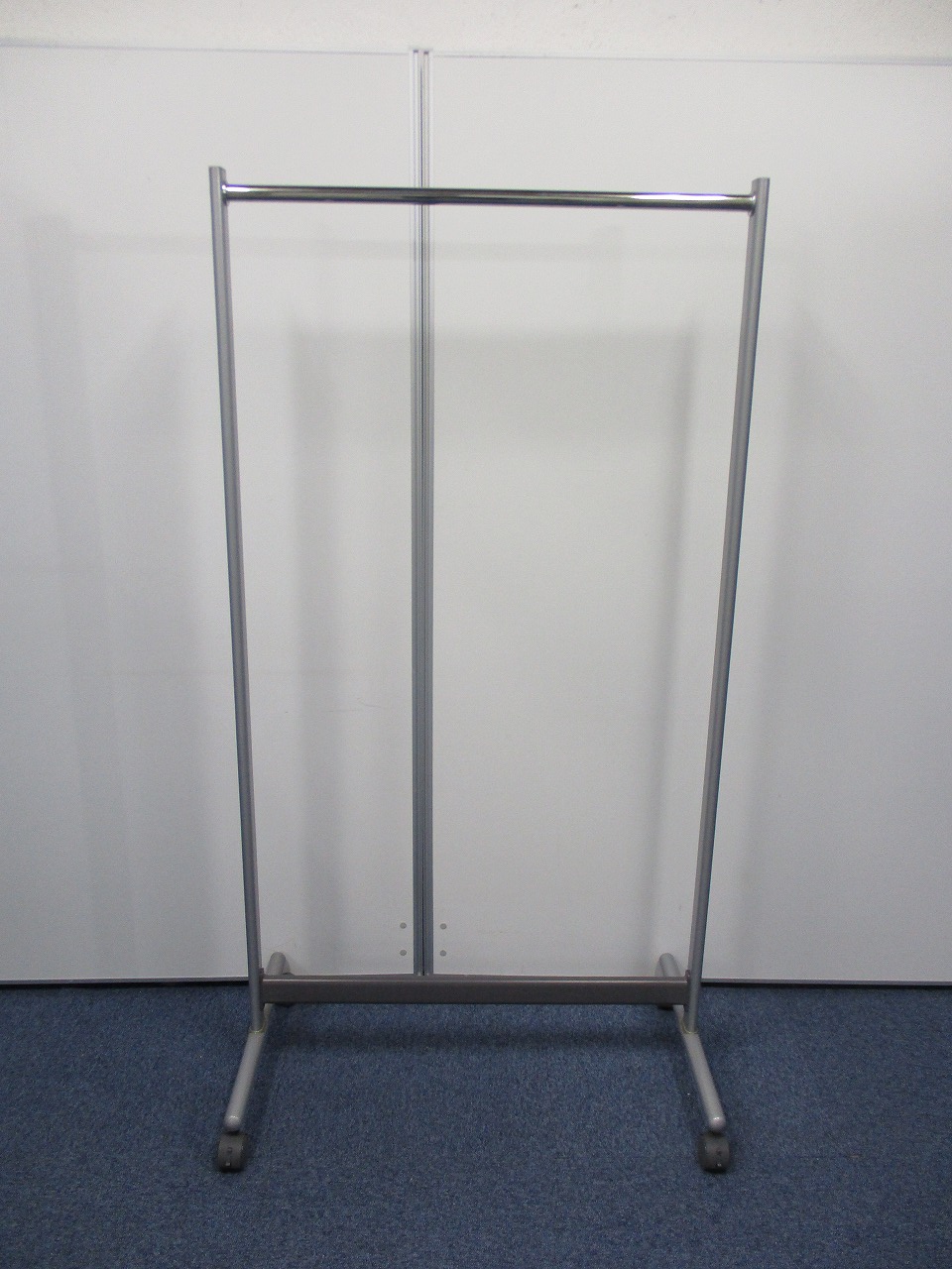 あると便利なコートハンガー♪イスに掛けるとヨレちゃいますので。場所を選ばないキャスター付きコートハンガー
                        
                                    中古
            