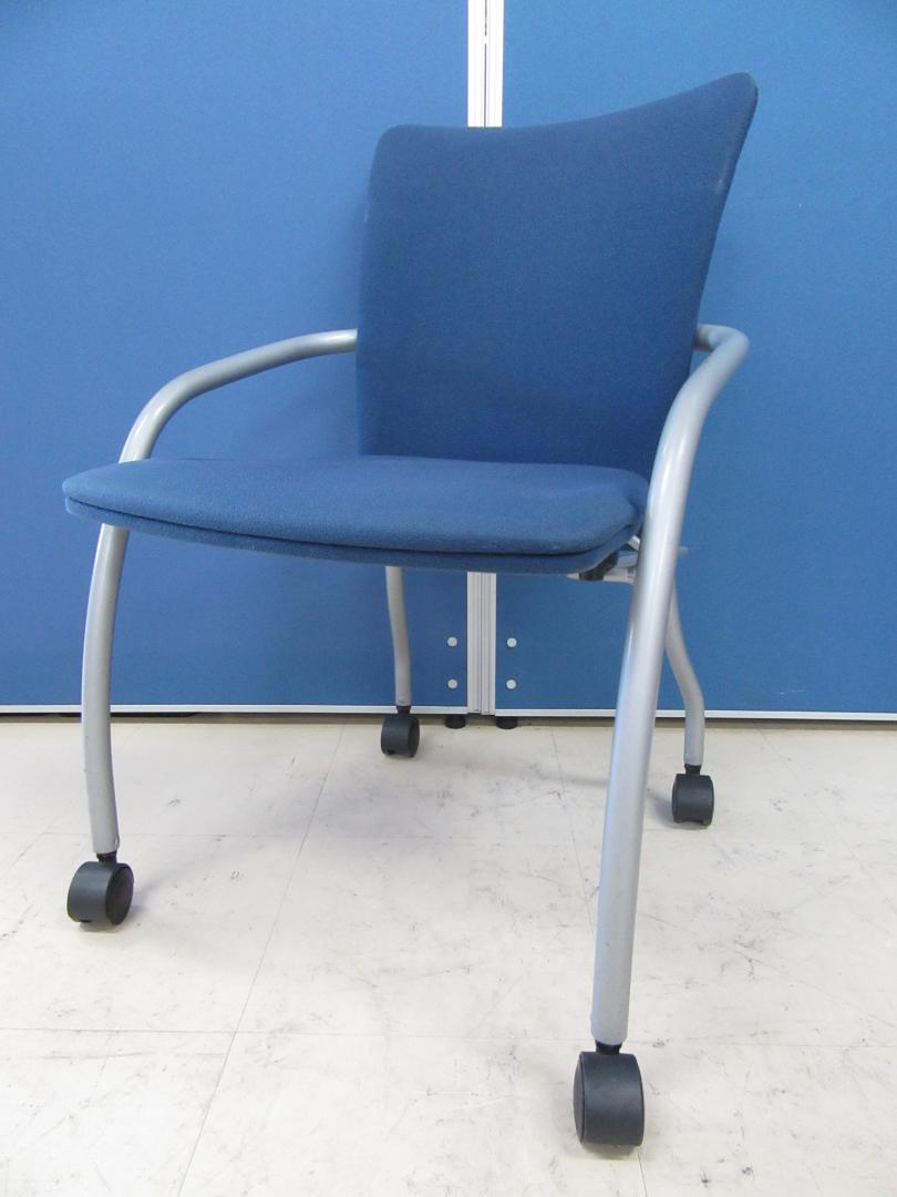 [12脚入荷!!]イトーキ製 ネスティングチェア(プリエ) ブルーカラー■座面をはねあげて簡単、効率よく収納頂けます!![ネスタブル] 
                        
                                    中古
            