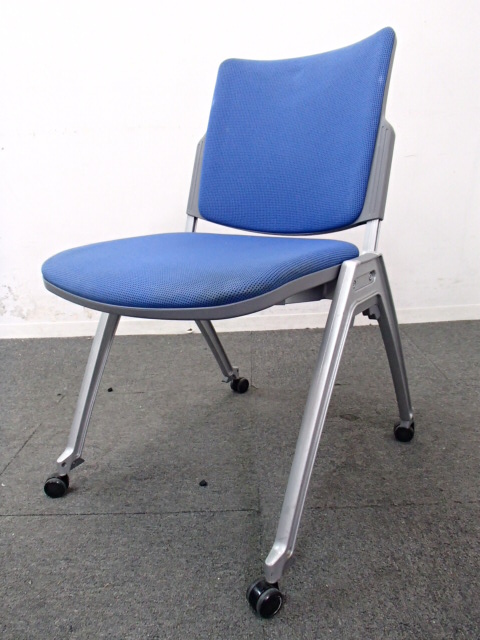 【2脚入荷】内田洋行製｜鮮やかブルーのスタッキングチェアキャスター付き！
                        
                                    中古
            