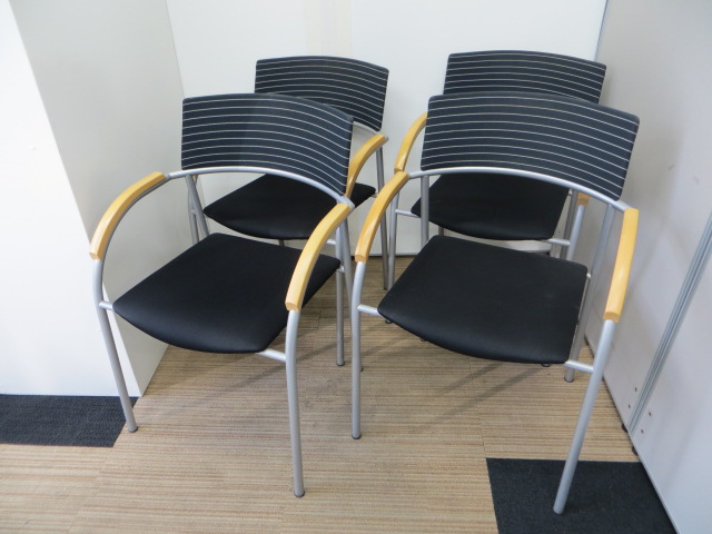 【国内4大メーカーオカムラ】スタッキングチェア4台セット！
お得な商品です！！
                        
                                    中古
            