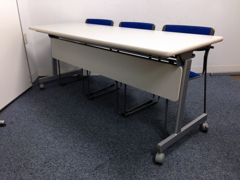 【お値打ちセット】ただ今2セットご準備出来ます！スタックテーブル1台＋スタックチェア3脚のセット
                        
                                    中古
            