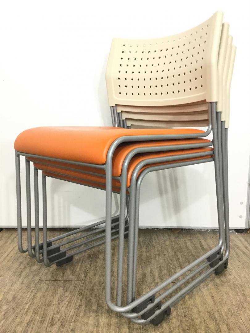 【4脚セット】スタッキングチェア　お得な4脚セットです！
                        
                                    中古
            