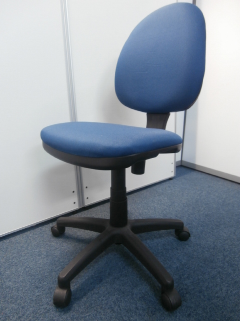 【４脚限定入荷！！】人気色ブルーのOAチェア！！
                        
                                    中古
            