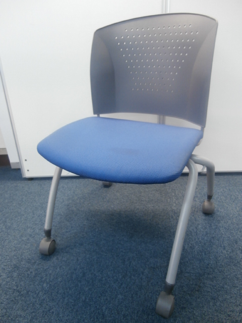 【２脚限定！！スタッキングチェアの入荷です！！】
                        
                                    中古
            