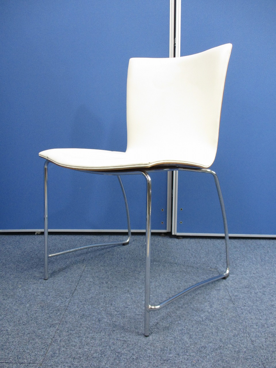 【希少デザイナーズチェア40脚入荷！！】■エーディコア■座面は人気のホワイトカラーに背面はナチュラルカラー♪
                        
                                    中古
            