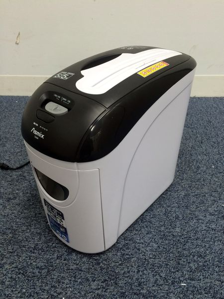 【卓上タイプ】A4サイズ対応の持ち運びも楽々なマイクロカットシュレッダー！！【セキュリティレベル5】 【オフィス家具】 
                        
                                    新品
            