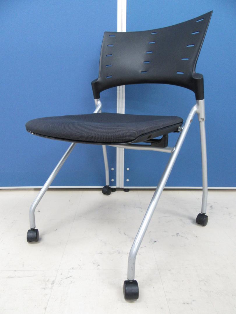 [14脚入荷!!]イトーキ マノスチェア ダークグレー■とても軽いので移動も後片付けも楽です!!キャスター付きでスムーズ!![ネスタブル] 
                        
                                    中古
            