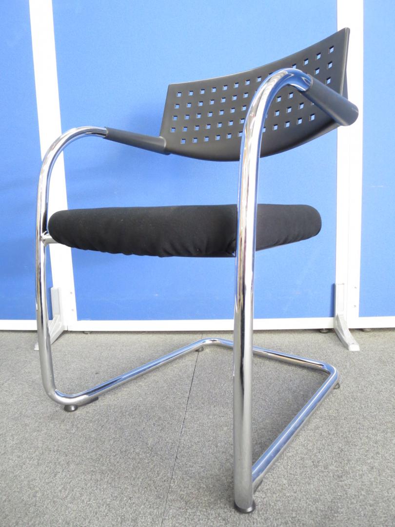 【クールで洗練されたデザイン！】■VISAVISチェア（ビザビ）ブラック ■vitra製（ヴィトラ）肘付スタッキングチェア ■エントランス・ミーティング用
                        VISAVIS　VISASOFT
                                    中古
            