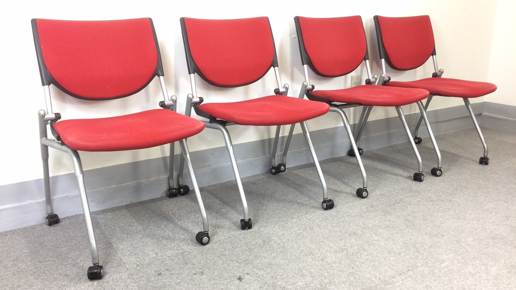 【KS】[2セット入荷]キャスター付き　座面が上がり省スペースに収納可能　会議用チェア[ミーティングにピッタリ]
                        プロスタック
                                    中古
            