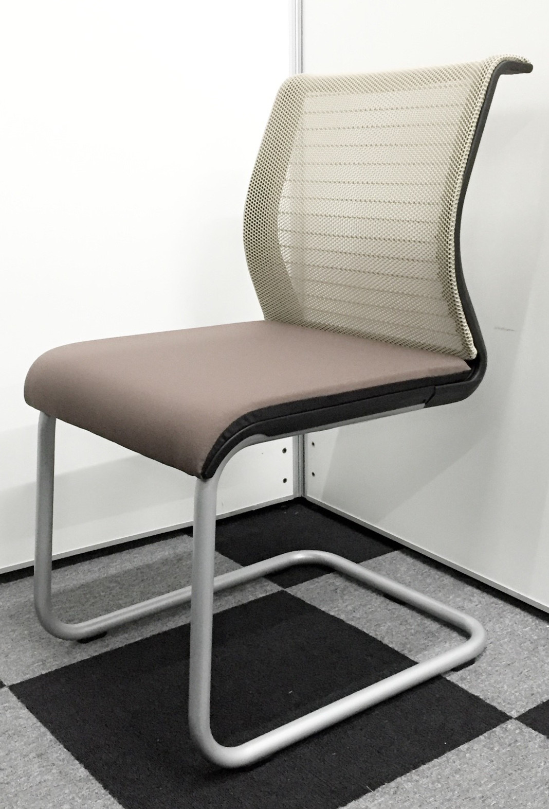 【状態良好】落ち着いたブラウンカラーのスタイリッシュなミーティングチェア入荷！メッシュ生地で人気の一品。
                        Think（シンク）
                                    中古
            