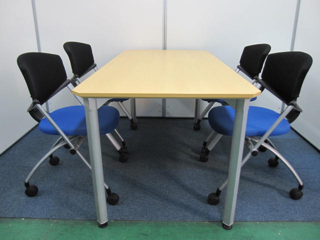 【セット商品】オカムラミーティングテーブル+総張りタイプ肘無しコクヨピーコックブルー×４脚のセットです。ナチュラル天板にホワイトブルーの鮮やかな共演♪
                        
                                    中古
            