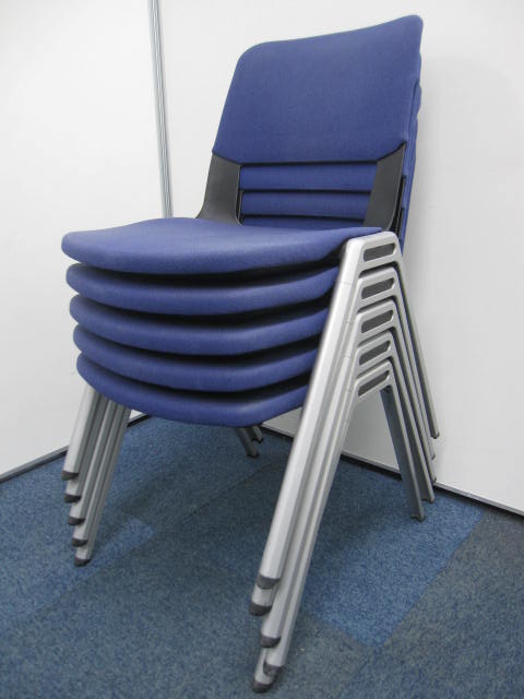 【まとめてお得】★スタッキングチェア　★座り心地抜群！　★ブルーグレー　★コクヨ（KOKUYO）★中古会議チェアー★奥深くまで座れ疲れにくいです。
                        
                                    中古
            