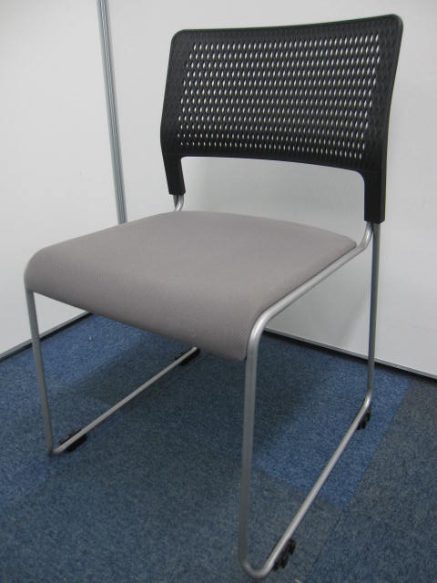 【４脚入荷！】内田洋行の樹脂製メッシュの背がスタイリッシュな印象のスタッキングチェア！【会議用】 
                        
                                    中古
            