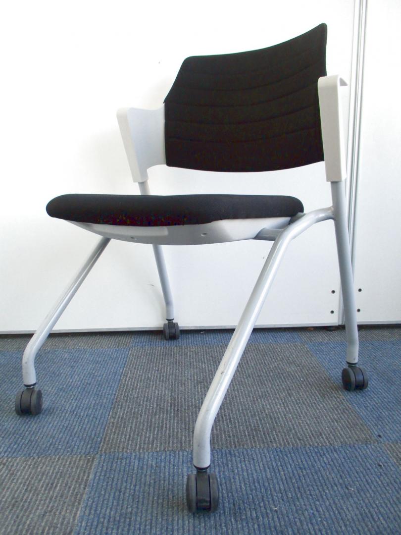 【B&Wのお洒落なスタッキングチェア！】背もたれのカバーが外せます【収納方法は2種類！】
                        ビラージュ
                                    中古
            