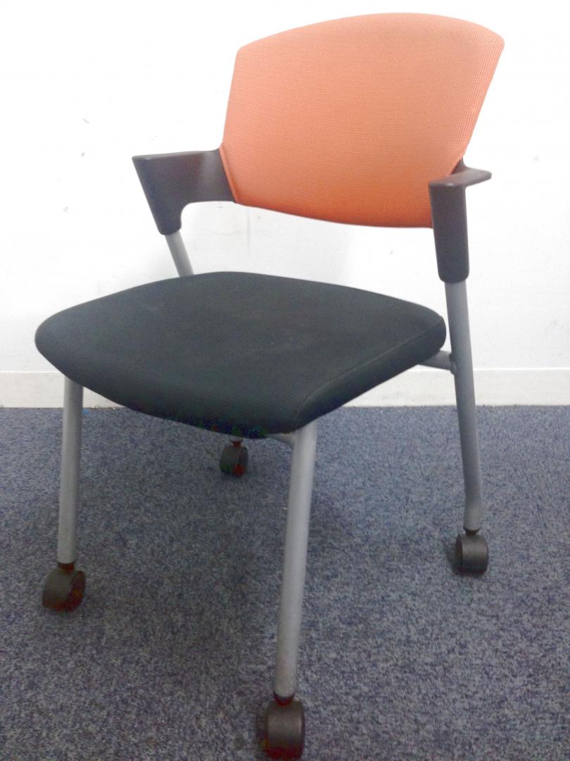 【残り1点のための特価品】コクヨ製のクッション性のある会議チェア｜オレンジ
                        プロッティ
                                    中古
            