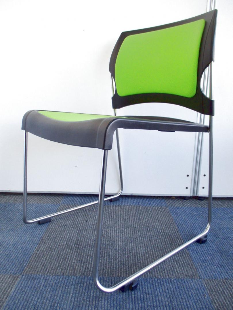 【コクヨ製のスタッキングチェアが入荷しました！】グリーンとブラックが映えます【軽くて丈夫、重ねて収納！】
                        プレド
                                    中古
            