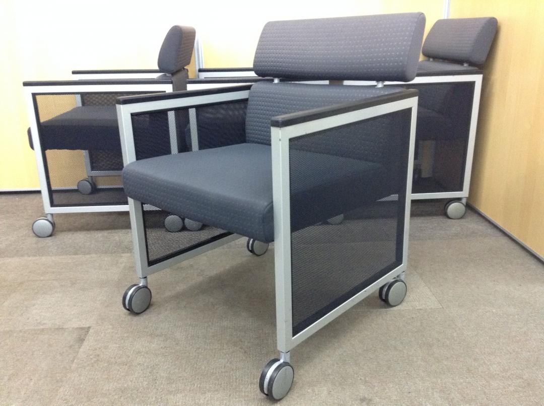 【15年製造美品4脚セット】1脚定価16万！高級チェアで一つ上の応接間に！
                        
                                    中古
            