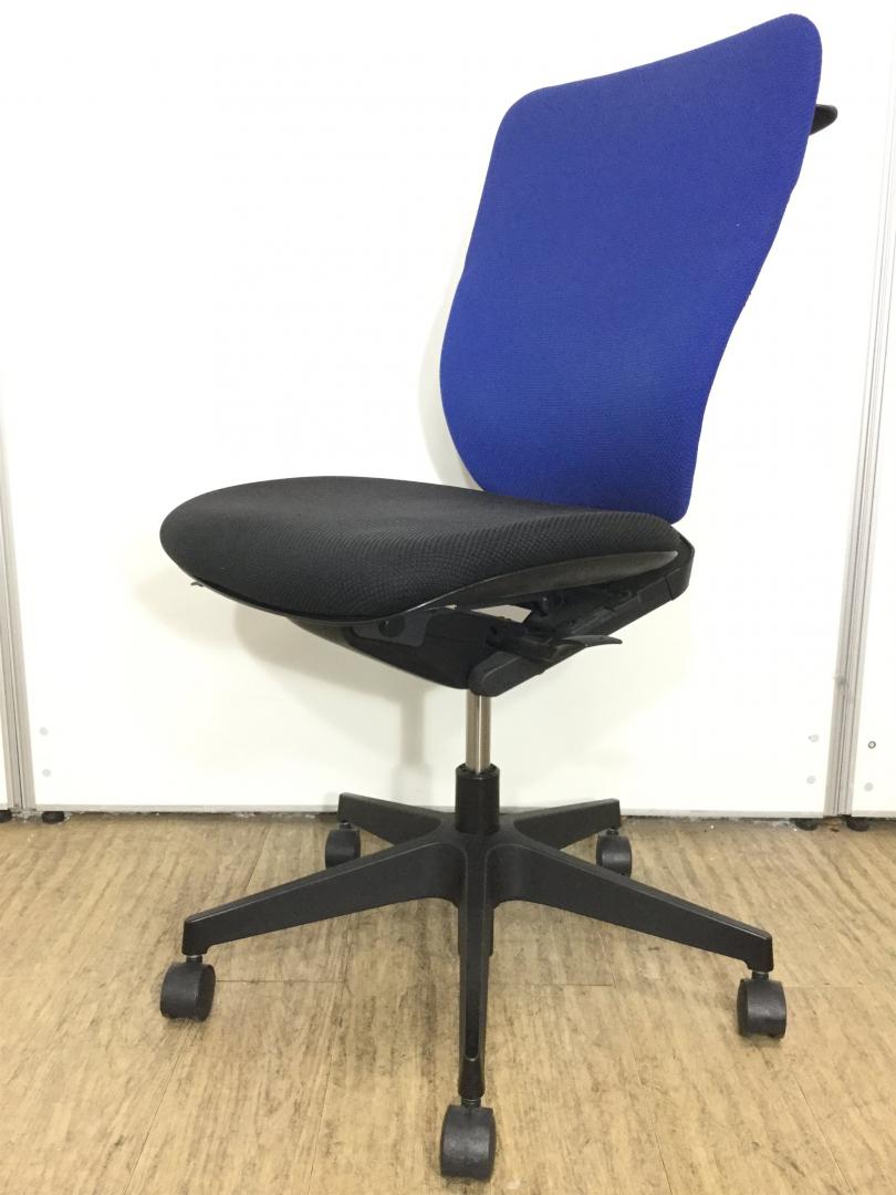 【人気シリーズ】鮮やかなブルーがGOOD｜コートハンガー付き｜PRAO
                        プラオ
                                    中古
            