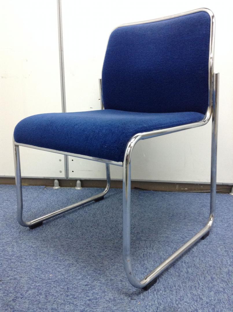 【座面ふかふか】ウチダ製　濃いブルー色で汚れ目立ちにくいですよ！
                        
                                    中古
            