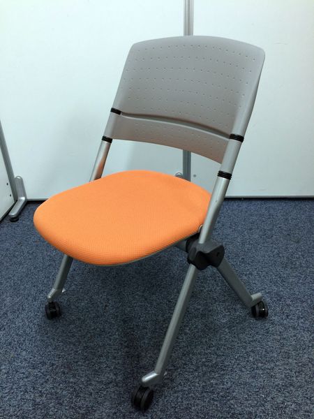 【14脚入荷しました】鮮やかなオレンジ色　キャスターついていて楽々移動
                        
                                    中古
            