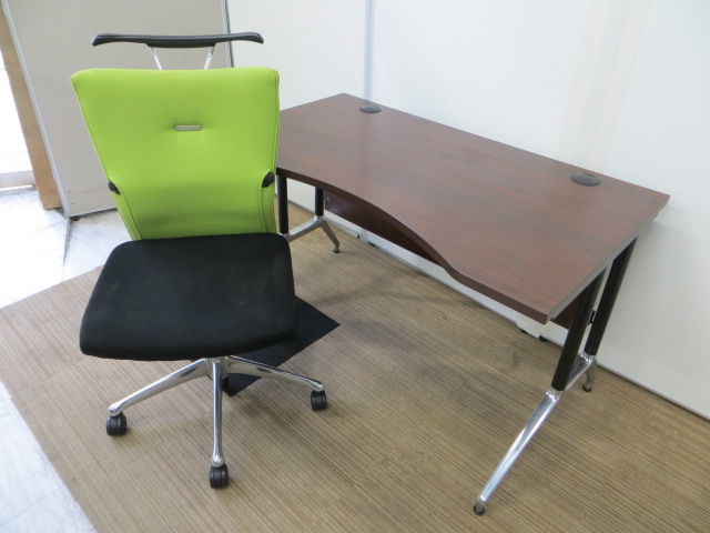 【木目調デスク】PLUS製のデスク＆オカムラ製チェア
                        
                                    中古
            