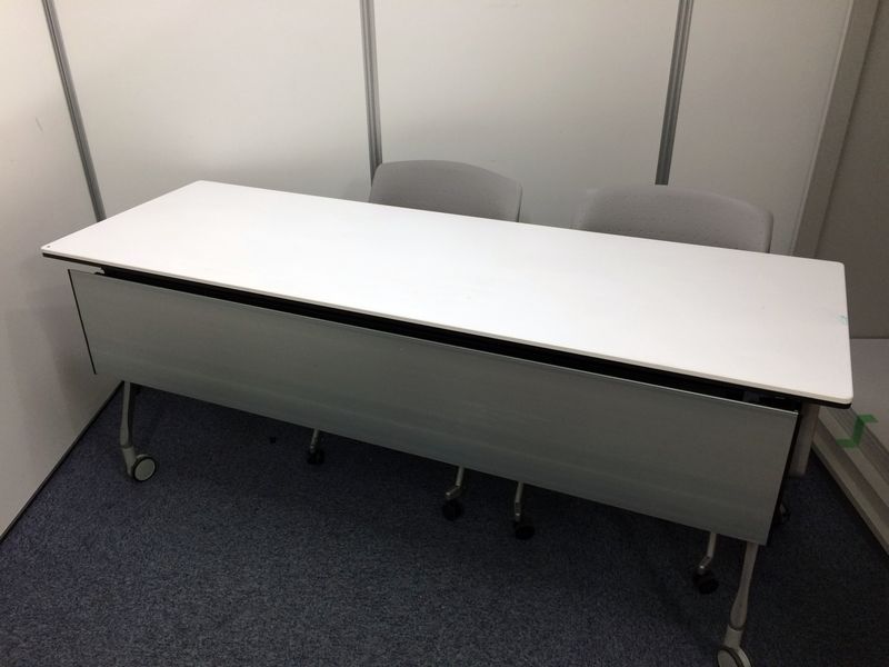 【セット商品】限定１台　鮮やかなオレンジ色とスタッキングチェア
                        
                                    中古
            