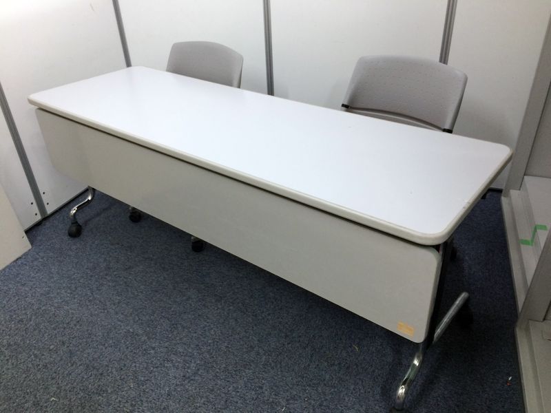 【セット商品】人気の高い、サイドスタックテーブルとキャスター付椅子
                        
                                    中古
            