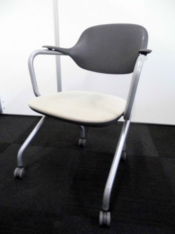 【キャスター付ミーティングチェア】ネスティングチェア｜肘付｜ブラック×アイボリー
                        
                                    中古
            