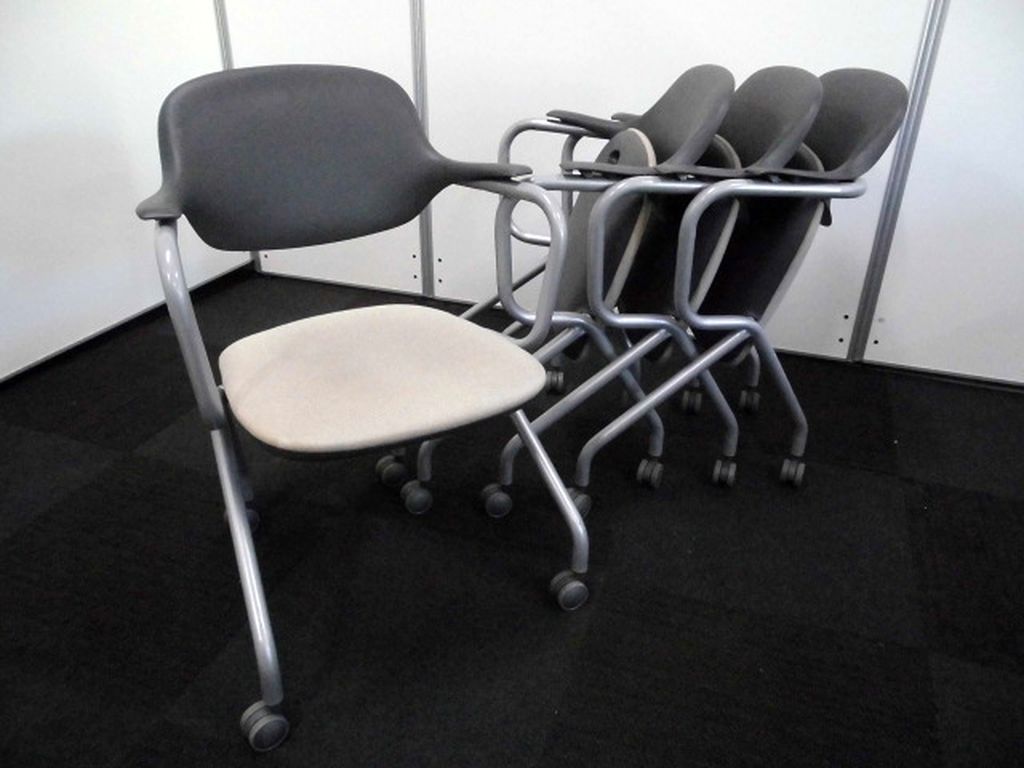 【キャスター付ミーティングチェア】ネスティングチェア｜肘付｜ブラック×アイボリー
                        
                                    中古
            