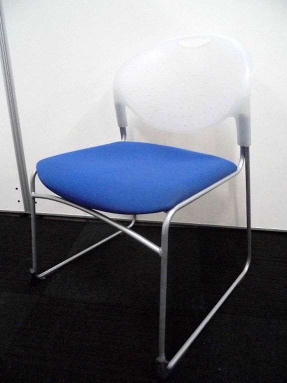 『オシャレ！』スタッキングチェア｜クリアホワイト×ウルトラマリンブルー【背：樹脂 / 座：クロス】
                        クリケット
                                    中古
            