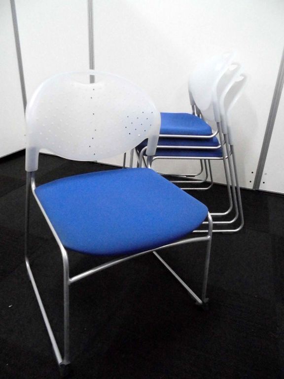 【4脚セット】スタッキングチェア｜クリアホワイト×ウルトラマリンブルー【背：樹脂 / 座：クロス】
                        クリケット
                                    中古
            