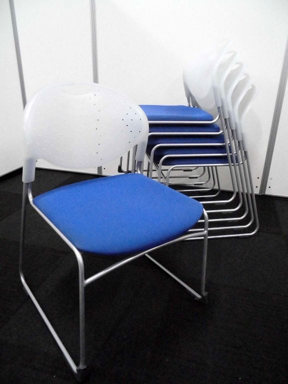 【6脚セット】スタッキングチェア｜クリアホワイト×ウルトラマリンブルー【背：樹脂 / 座：クロス】
                        クリケット
                                    中古
            