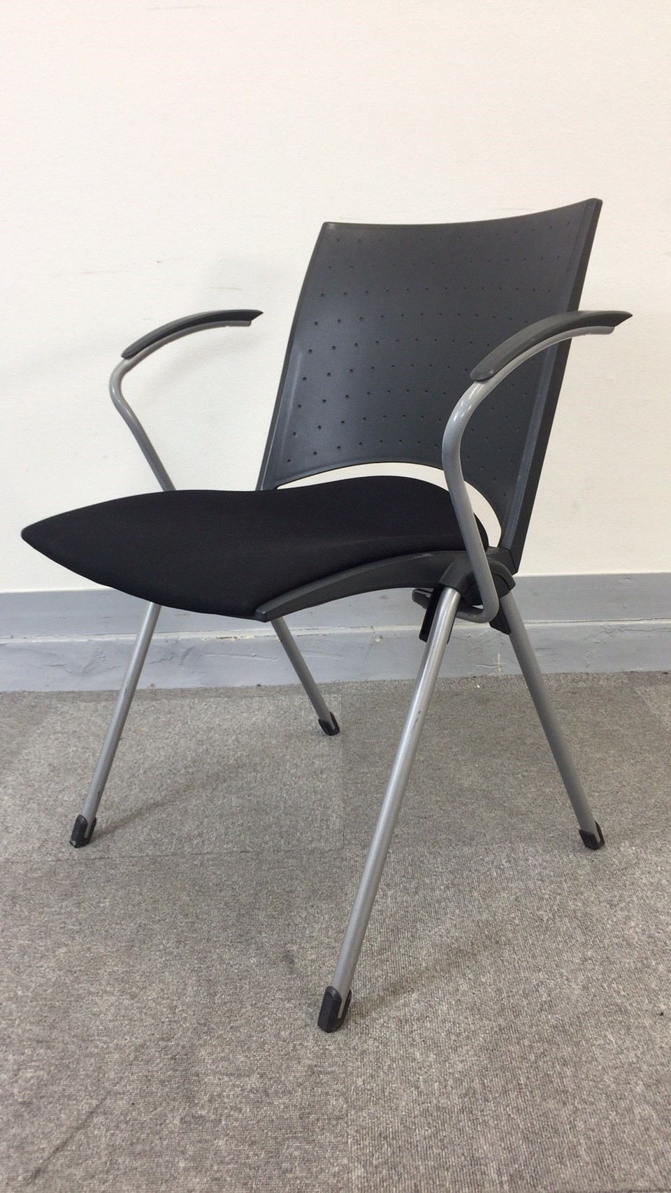 【KS】[残り3脚][状態良好]国内有名メーカー　イトーキ製　スタッキングチェア　ブラック[会議用に便利]
                        レコス
                                    中古
            