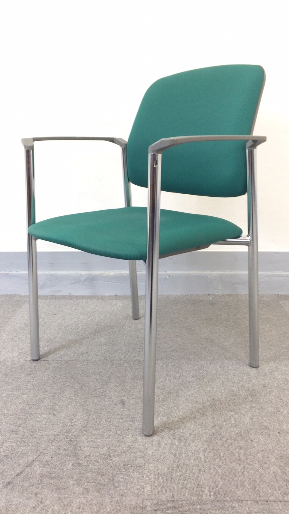 【KS】[8脚入荷!]肘付きミーティングチェア　スタッキングで上に重ねて収納可能
                        
                                    中古
            