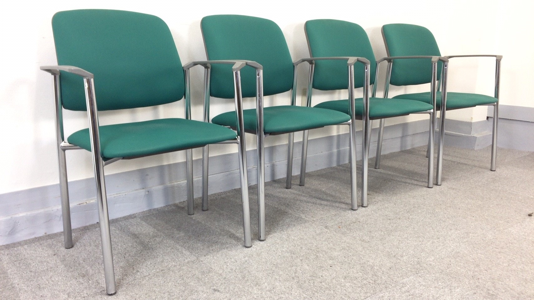 【KS】[4脚セット!!]収納に便利なスタッキングチェアのセット!揃いでお探しの方必見!!

                        
                                    中古
            