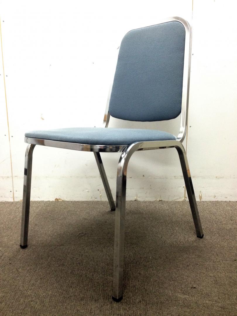 【2脚入荷】ソフトな布張りのスタッキングチェア
                        
                                    中古
            