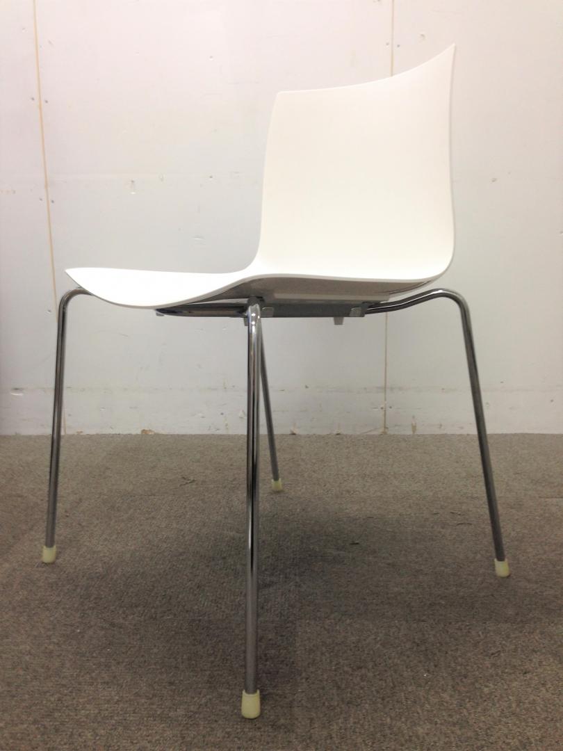 【人気のホワイト家具！】【スタッキングチェア8脚！！】
                        
                                    中古
            