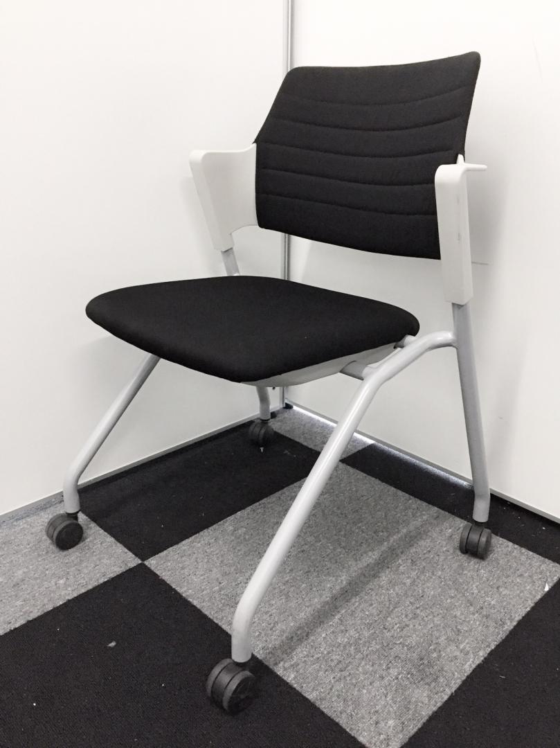 【2015年製が入荷！状態良好】オカムラ製ヴィラージュチェア！■どんなオフィスにも似合うブラック■座面をはねあげて簡単、効率よく収納頂けます。【ミーティング】【キャスター付き】
                        VILLAGE（ヴィラージュ）
                                    中古
            