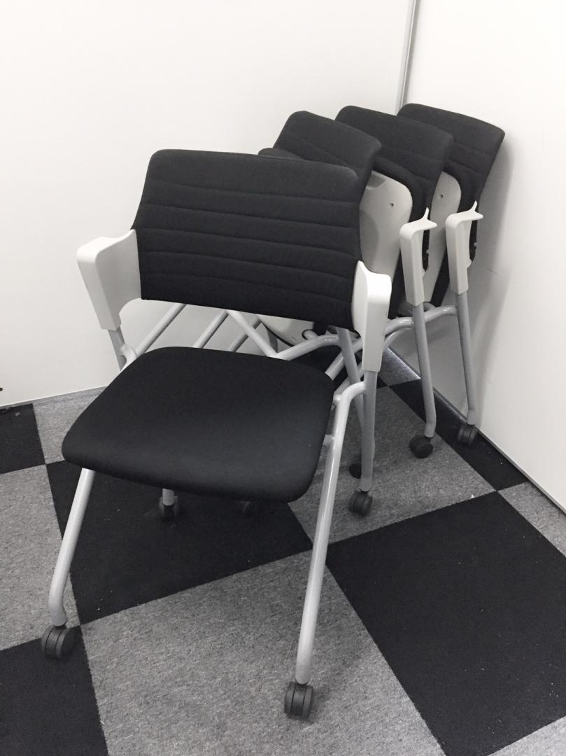 【お得なセット商品！】【2015年製が入荷！状態良好】オカムラ製ヴィラージュチェア！■どんなオフィスにも似合うブラック■座面をはねあげて簡単、効率よく収納頂けます。【ミーティング】【キャスター付き】
                        VILLAGE（ヴィラージュ）
                                    中古
            