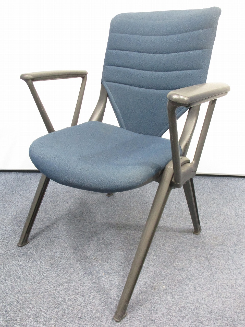 【大量30脚入荷！】プラス製の肘付スタッキングチェア！クッション座面が長時間の着座をサポート！
                        
                                    中古
            