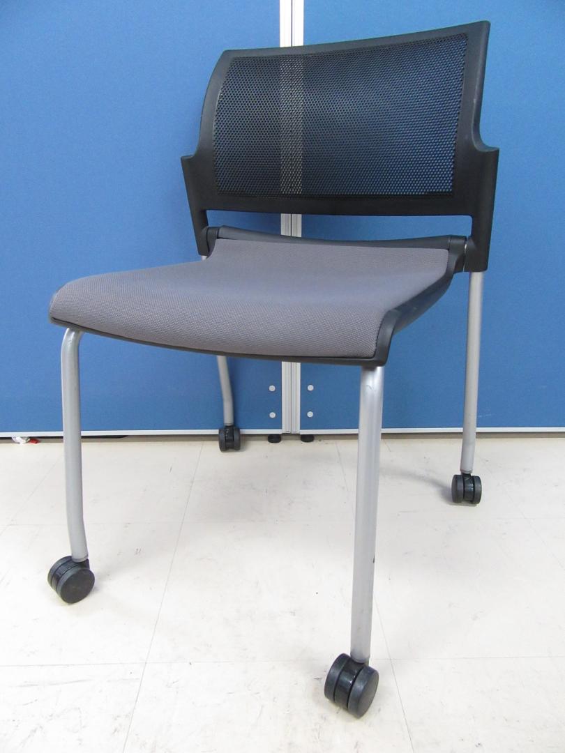 [6脚入荷!!]内田洋行製 ネスティングチェア グレー■とても軽いので移動も後片付けも楽に!!キャスター付きで動きもスムーズです!![ネスタブル] 
                        
                                    中古
            