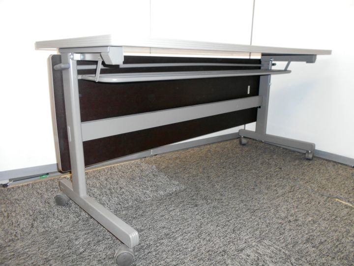 【9台入荷！】【イトーキ製　スタックテーブル】
                        
                                    中古
            