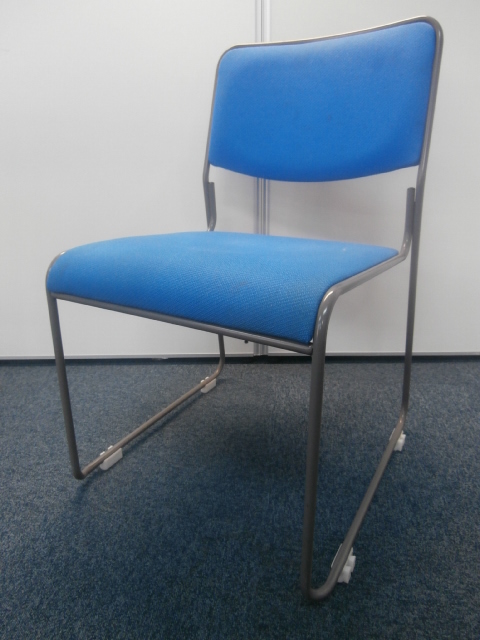 【４脚限定入荷！！】ブルーのスタッキングチェアの入荷です！！
                        
                                    中古
            