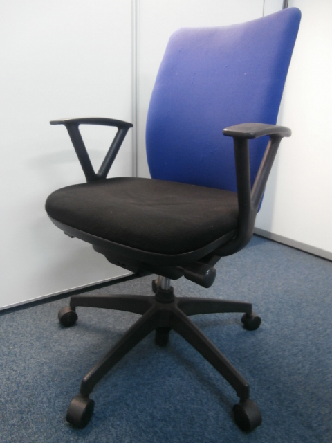 【8脚限定入荷！！肘付でこの価格！ブルー色の人気商品！！】
                        shellmo
                                    中古
            