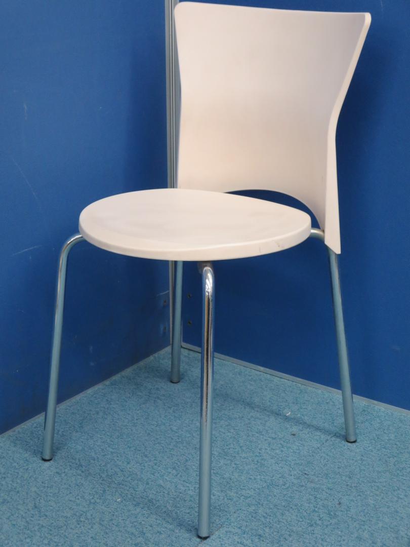 【３脚入荷】珍しいベージュカラーのチェア■状態良好・軽量で移動も楽々♪■さいたま店おすすめ
                        
                                    中古
            