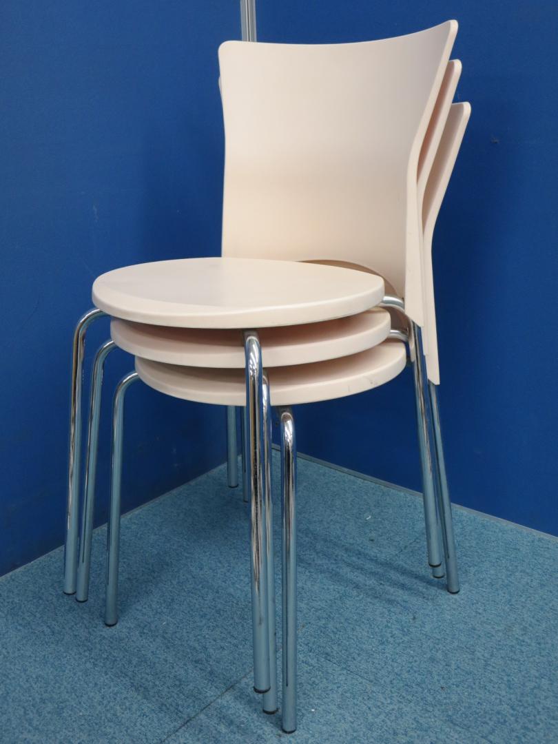 【１セット入荷】珍しいベージュカラーのチェア■状態良好・軽量で移動も楽々♪■さいたま店おすすめ
                        
                                    中古
            