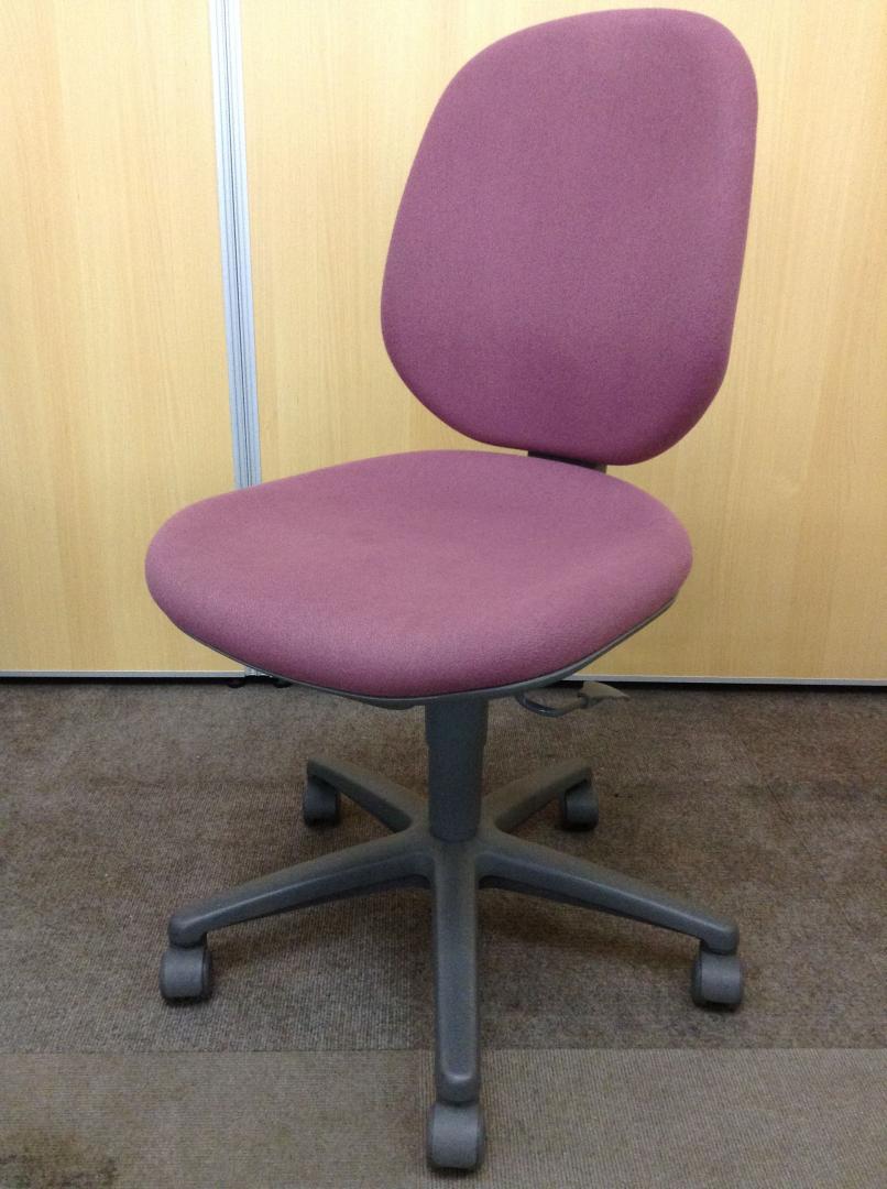 【ウチダ製JUST】背もたれ高め！落ち着いたピンク色が事務所になじむ！
                        ジャスト
                                    中古
            