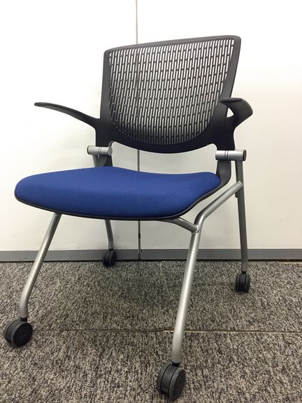 【2脚入荷！】【オカムラ製　ネスティングチェア】
                        グラータ
                                    中古
            