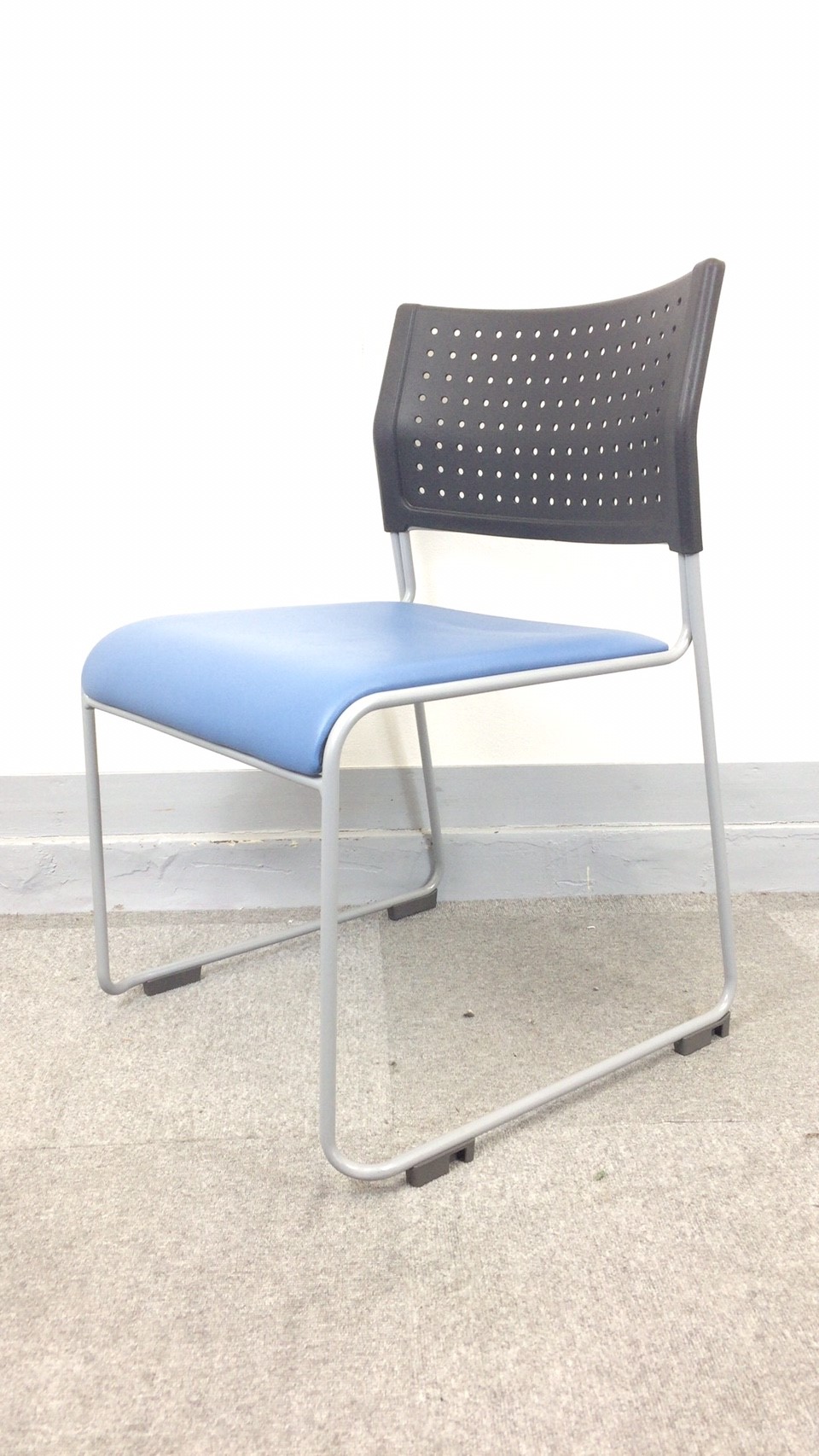 【KS】[簡易ミーティングチェア]上に重ねられて便利!　スタッキングチェア　汚れに強いビニール生地座面
                        
                                    中古
            